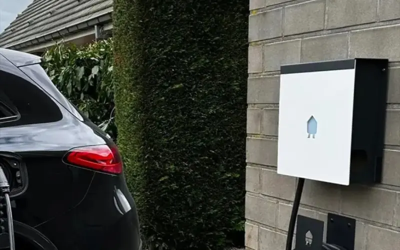 Borne de recharge murale posée par BilElectricité, voiture électrique branchée
